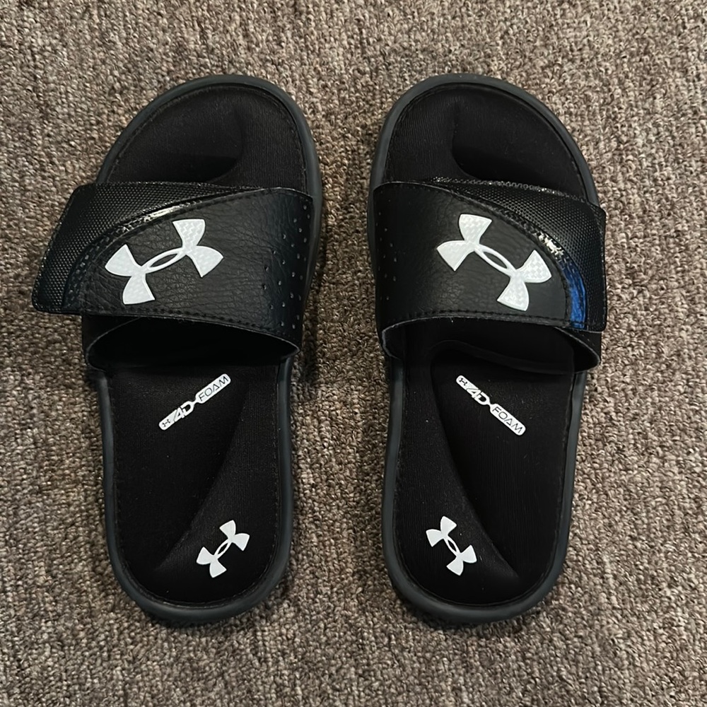 Kids Under Armour Sandal Slides Size 1 *Good Condition*